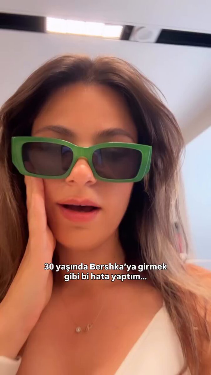 Bir kadın, ‘30 yaşında Bershka’ya girmek gibi bir hata yaptım.’ diyerek karşılaştığı ilginç kıyafetleri gösterdi.
