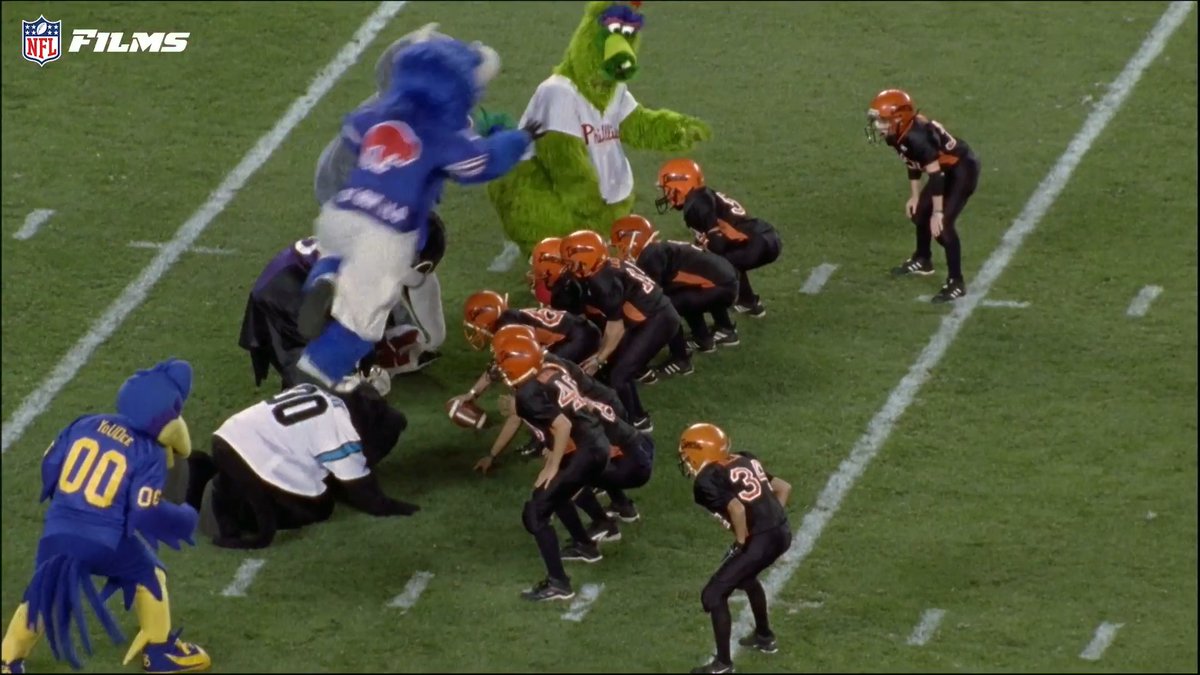 Mascots decking kids truly never gets old 🤣