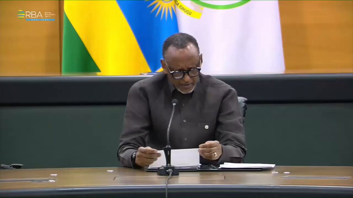 Nyakubahwa Perezida Kagame yasobanuye impamvu hari abaminisitiri bahindurwa bataramara iminsi muri guverinoma, avuga ko haba habanje kubaho kwihangana. Ati "[...] Dore aha ngaha ni ho tugirira inama za guverinoma. Tukajya umugambi uvuga ngo tujyiye gukora iki, ndetse umuntu akabigiramo uruhare, agatanga igitekerezo, buri wese agatanga igitekerezo, tukabyemeza, tugende, ibyangombwa byose bihari, niba byagombaga gutwara amezi atandatu, ku mezi atanu habaho no kwibutsa [uti] "ariko tugeze he kuri bya bindi?' ugasanga n'uwagomba kubikora ntazi aho tugeze. Iyo ndwara rero irakabije kenshi."