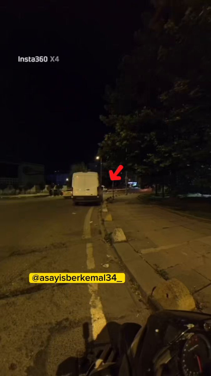 İstanbul Kadıköy’de taksiden inen bir şahıs, yol kenarında duran motosiklet sürücüsünün yanına giderek uyuşturucuya ihtiyacı olup olmadığını sordu.
