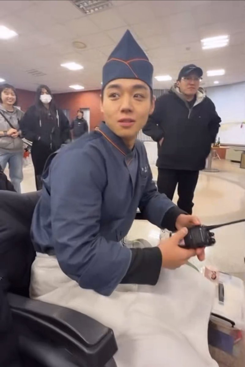 무전기로 장난쳐서 진짜 무전해보라니까 윙절부절하다가 진짜 무전하고 발 동동구르는거 너무 귀여워서 한입에 삼키고싶음