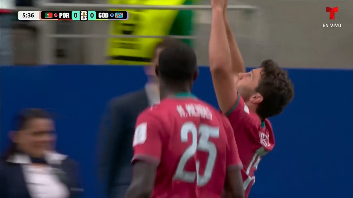 ¡EL PEQUEÑO GIGANTE! ¡JOAO NEVES! ¡GOLAZO DE PORTUGAL! Tremendo cabezazo del mediocampista de PSG y abre el marcador para los portugueses. Ya vencen 1-0 a RD del Congo.