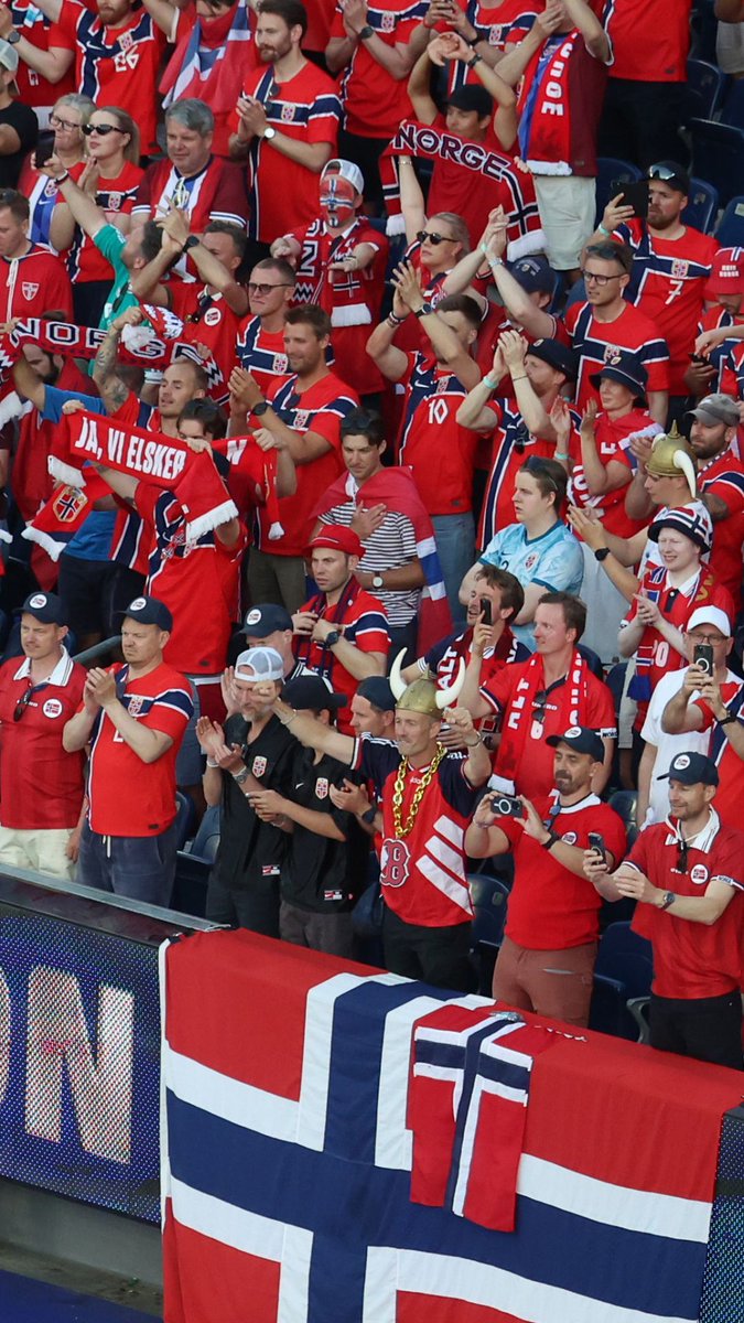 A group of Norway supporters rallied behind the team’s Viking-inspired identity, with a viral “Viking Row” celebration up an escalator toward Boston Stadium. #2026WorldCup #FIFAWorldCup #WorldCup #Norway