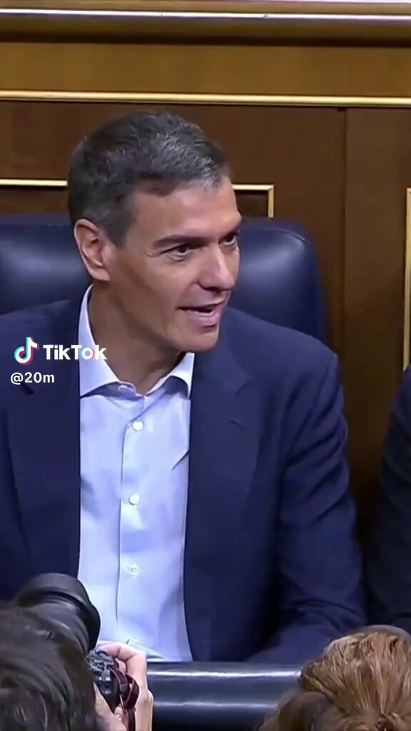 Progresismo .. dicen que quitándose la corbata ahorran energía . Pero los coches oficiales que les esperan en la calle están encendidos con el aire puesto para cuando ellos lleguen, estar fresquitos .