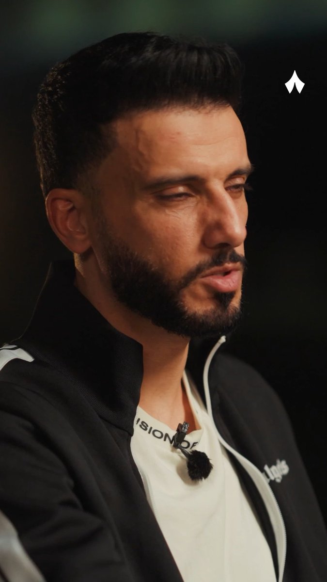 مقطع عجيب مصيبة اذا لاعب اجنبي يعرف تاريخ الاندية اكثر من مقدم برنامج "اللي المفروض يكون مُلم بكل شي" المقدم حاول يستنقص من مفاوضة مساعد ندا لعمر السومة لصالح نادي الشباب
