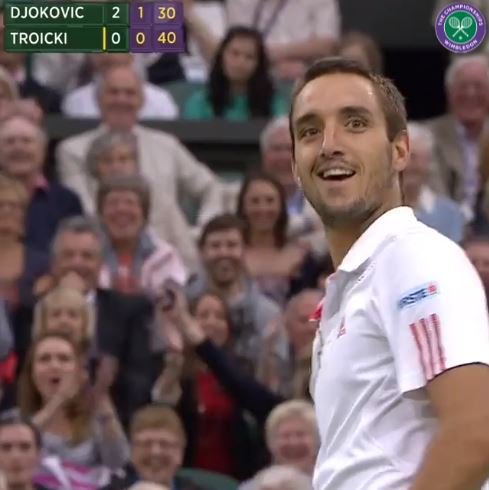 CÓMO OLVIDAR ESTE MOMENTAZO EN WIMBLEDON. Djokovic le estaba pegando una paliza a Troicki. Un espectador le dice que le tire al revés. Le invita a jugar él. Le saca al revés. Gana el punto. Troicki le da las gracias. 😂😂😂😂😂😂