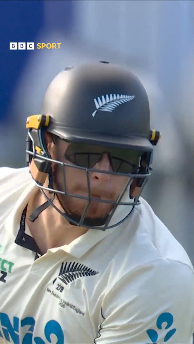 Wearing sunglasses against Jofra Archer? 😎 Brave move, Glenn Phillips! 😅