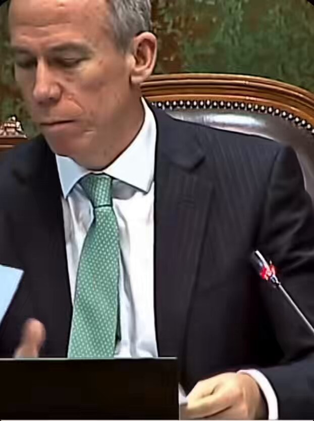 Se acabó hablar o escribir como huevón! “Todos, todas, todes y tod@s”. ⚠️Y ojo que todavía estamos escuchando en algunas autoridades políticas de este gobierno o “intelectuales” decir : -”todos y todas” o “niños y niñas” ⚠️El masculino gramatical funciona en nuestra lengua funciona como término inclusivo. Se entiende?