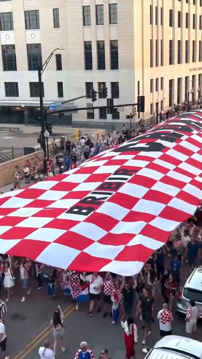 ¡El apoyo de los aficionados de Croacia previo al partido contra Inglaterra! 😱 🇭🇷 Vía ultras_clips/X