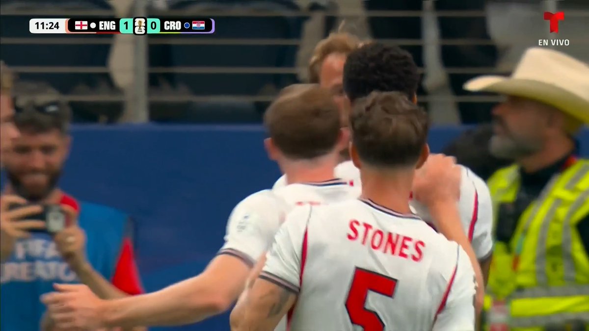 ¡ESTE NO LO FALLA! ¡GOL DE HARRY KANE! El delantero inglés define ahora si de buena forma el penal y pone arriba a Inglaterra 1-0 sobre Croacia.
