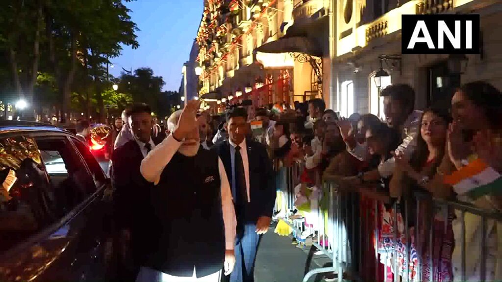 #WATCH | Paris, France: Prime Minister Narendra Modi receives a warm welcome from members of the Indian diaspora upon his arrival at the hotel. In Paris, the Prime Minister will hold further bilateral engagements, attend the VivaTech Summit, Europe's largest technology and startup event and interact with the Indian diaspora at a community programme (Source: DD News)