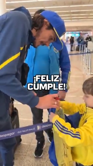 DEMOSTRACIONES DE GRANDEZA... Edinson Cavani siempre tenía un momento para el hincha de Boca. Hoy, el uruguayo deja el club luego de tres años.