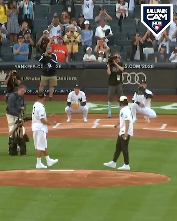2026 NBA champions Jalen Brunson and Josh Hart threw out the ceremonial first pitch tonight at Yankee Stadium! 🏆 (via #BallparkCam) | NEW YORK KNICKS