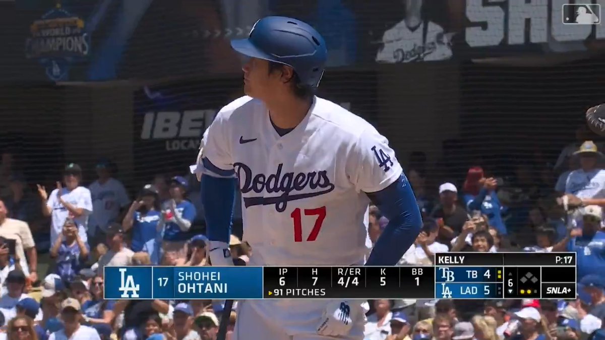 🔥 #大谷翔平 投手専念デーで代打出場!? DH解除で打席に立ったシーンです 6回を投げきり、その裏にDHのロハスに代えて ピッチャーの大谷が代打としてコールされる展開 前代未聞の起用法に球場は大歓声に包まれました👏 #日本人選手情報