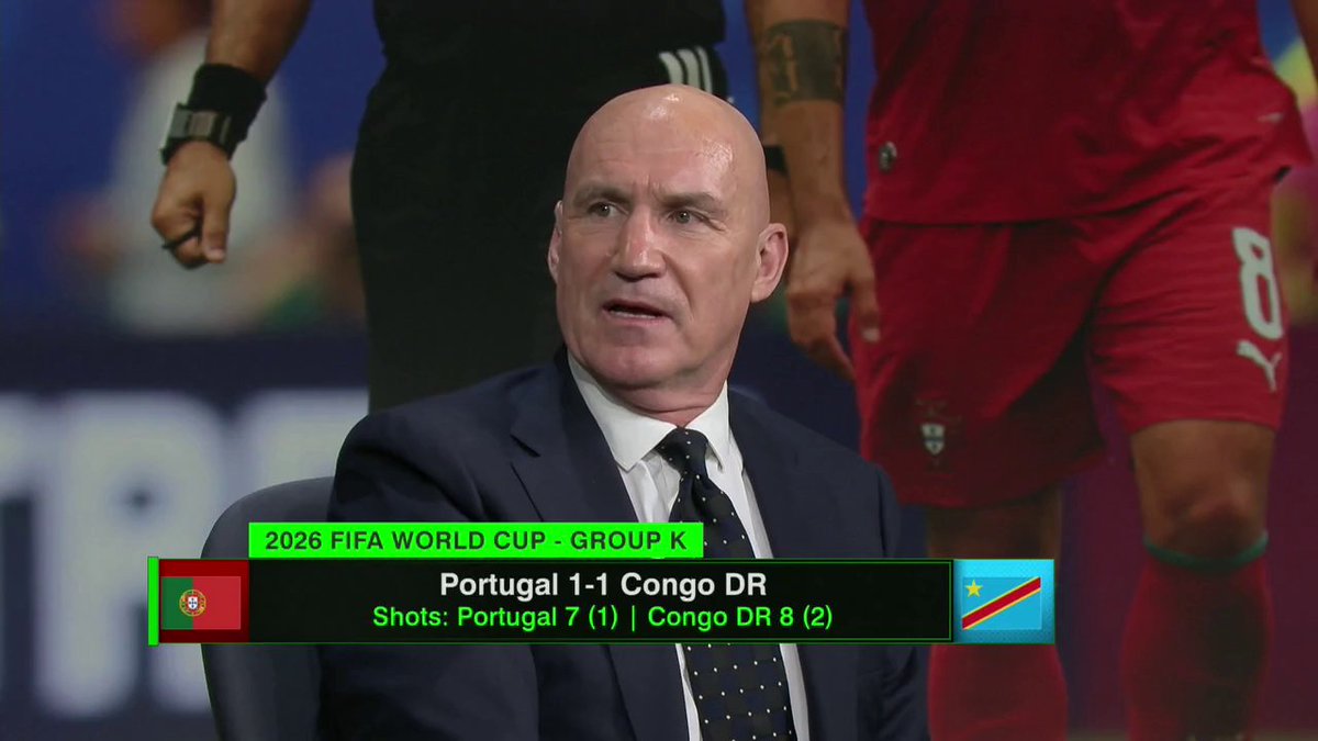 What does Roberto Martínez do with Ronaldo? 🤔