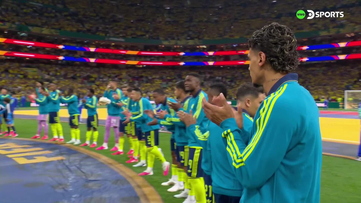 ¡OH GLORIA INMARCESIBLE! Fantástico cómo sonó el Himno colombiano en el Estadio Azteca. ¡Vamos selección! #MundialEnDSPORTS #FIFAWorldCup