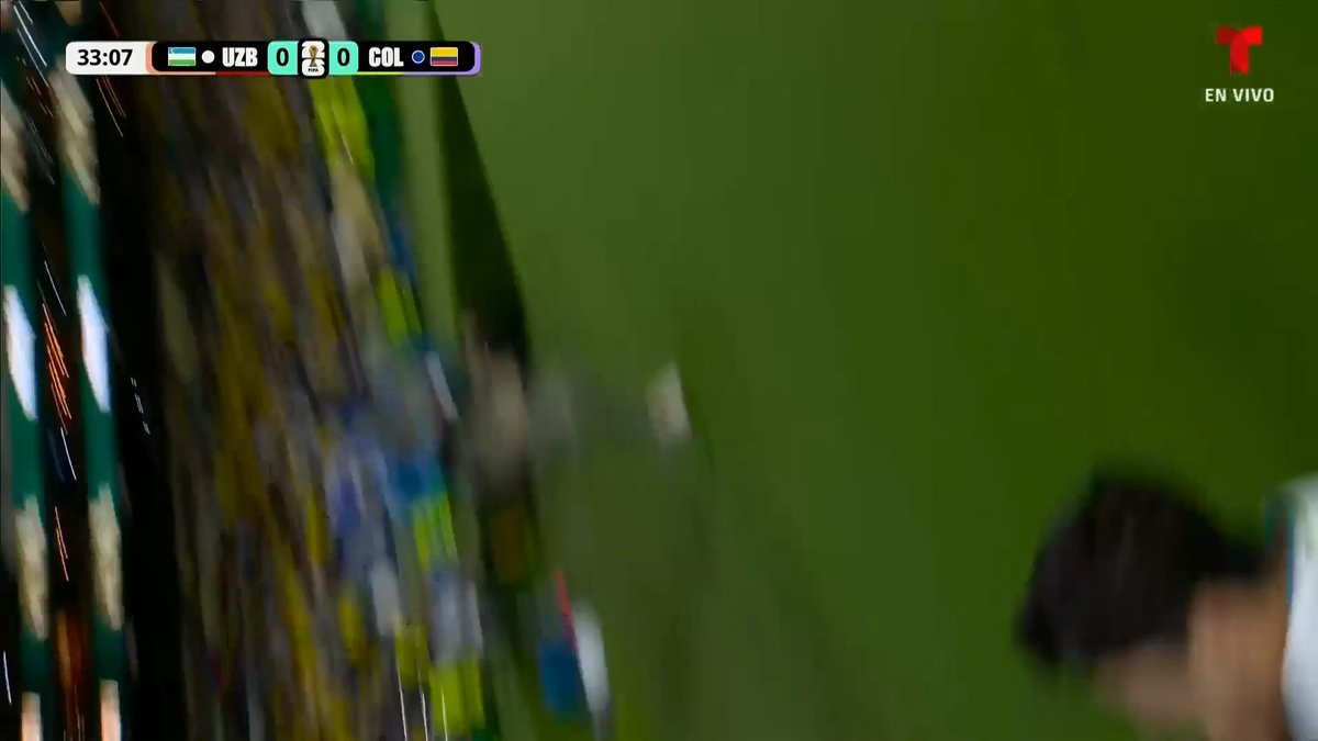 🤯 ¡TREMENDA ENTRADA… A UN FOTÓGRAFO! 🇺🇿 En una fuerte jugada por el balón con Lucho Díaz, Abdukodir Khusamov no pudo detenerse llevándose a un camarógrafo en su paso. #MundialTelemundo #Somos26 #FIFAWorldCup #UzbekistanVsColombia