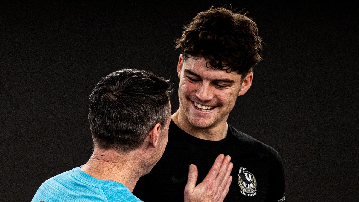 Complete a @fifaworldcup inspired keepy uppy challenge: play your first @afl game ⚽️✅ Sam Swadling was up for it!