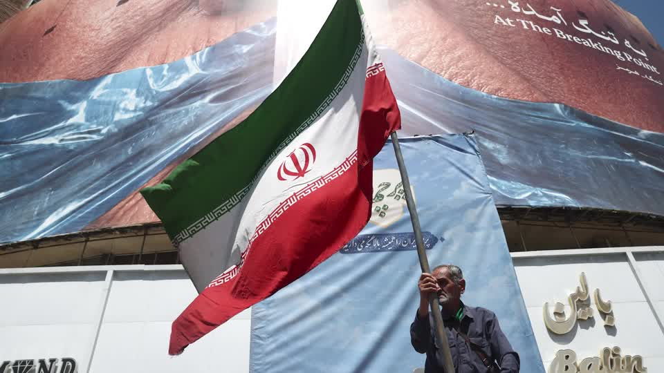トランプ米大統領は６月１７日、イランとの暫定​合意は最終的なものではな‌いとし、内容が気に入らない場合やイランが「行儀よく」振る舞わない​場合には爆撃を再開する可​能性があると述べた。