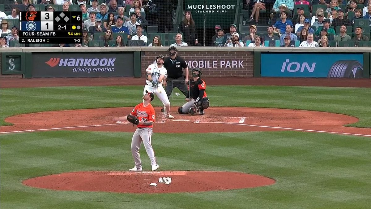 Tyler robs the home run! 🔥