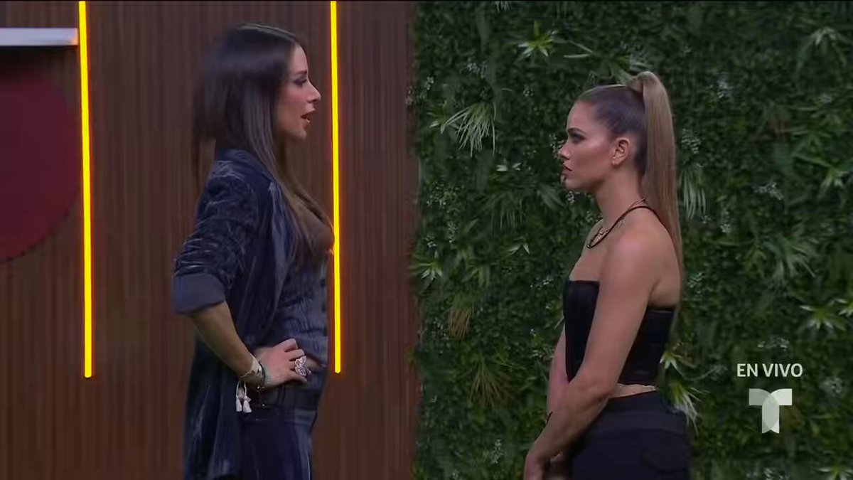 Recordemos como al mismo estilo del seboso Cristina porta acusó de xenofobia a Thali y ella la destruyó con tan solo decirle una frase breve pero épica🍿 ¿Será que todos los españoles que entren usarán la misma estrategia? #LCDLF6