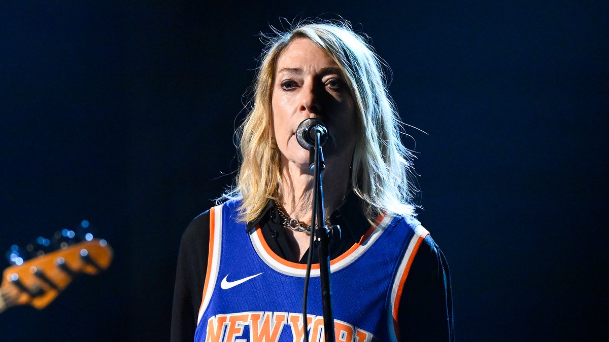 Kim Gordon performs “PLAY ME”! Watch the full performance ⬇️ #FallonTonight