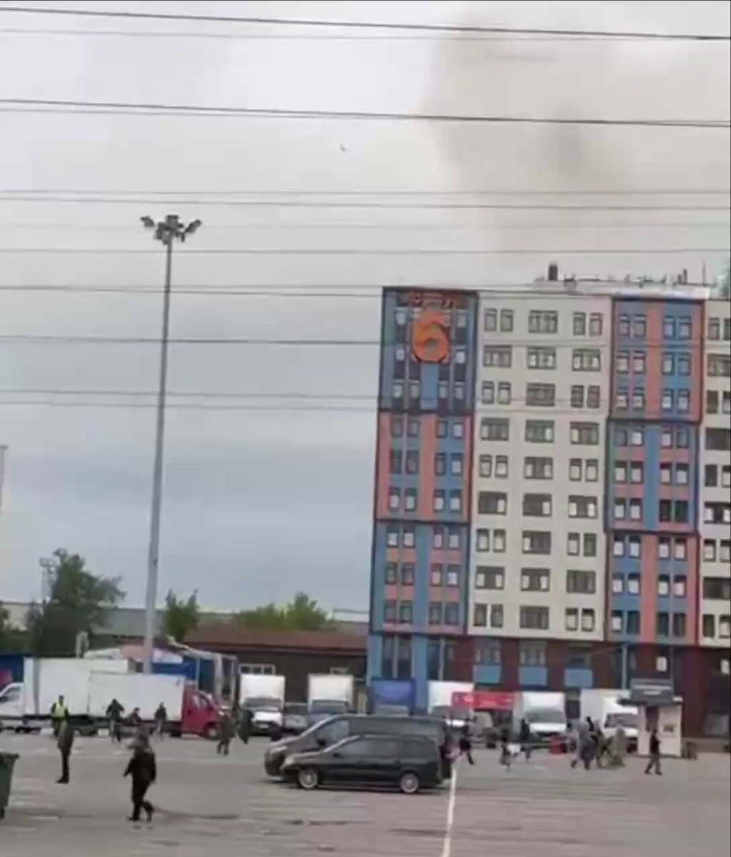 Момент удару по резервуару на Московському НПЗ: вибухом зірвало люк