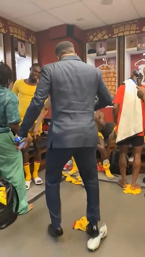 Asamoah Gyan and Fatawu in the Black Stars dressing room after Ghana's win ๐๐บ