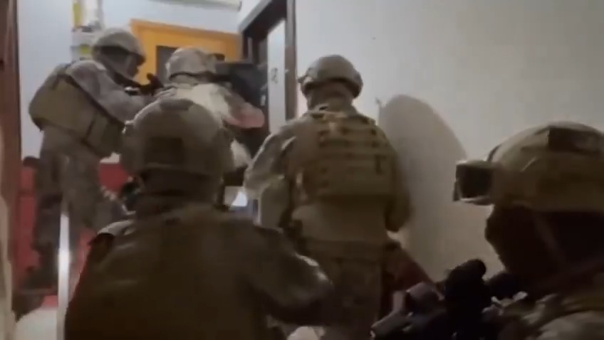 “Siber Suçlarla Mücadele kapsamında son 5 günde Polisimiz tarafından düzenlenen operasyonlarda 330 şüpheli yakalandı” 23 il merkezli "Çevrim İçi Çocuk Müstehcenliği ve Tacizi, Yasa Dışı Bahis, Nitelikli Dolandırıcılık” suçlarına yönelik düzenlenen operasyonlarda yakalanan şüphelilerin; -91'i tutuklandı. -70’i hakkında adli kontrol hükümleri uygulandı. Diğerlerinin işlemleri devam ediyor. Emniyet Genel Müdürlüğü Siber Suçlarla Mücadele Daire Başkanlığı, MASAK ve Cumhuriyet Başsavcılıkları koordinesinde; İl Emniyet Müdürlükleri Siber Suçlarla Mücadele Şube Müdürlüklerince yapılan çalışmalar sonucu; 23 il merkezli düzenlenen operasyonlarda yakalanan şüphelilerin; -Müstehcen çocuk görüntüsü barındırdıkları, -POS tefeciliği yaptıkları, -Sosyal medya platformları ve oltalama (phishing) siteleri üzerinden "araç/hesap kiralama, düşük faizli kredi ve kapora dolandırıcılığı" temalarını kullanarak vatandaşlarımızı dolandırdıkları, -Vatandaşlarımızın mobil bankacılık ve oyun hesaplarına yetkisiz erişim sağladıkları, -Yasa dışı bahis ve kumar oynattıkları, -Yasa dışı bahis sitelerinde para nakline aracılık ettikleri, -Yasa dışı bahis ve kumar sitelerinin reklamını yaptıkları tespit edildi. Devletimizin gücü, güvenlik güçlerimizin kararlı mücadelesi ve aziz milletimizin desteğiyle; suç ve suçlularla mücadelemizi ülkemizin dört bir yanında tavizsiz şekilde sürdürüyoruz. Kahraman Polislerimizi, Daire Başkanlığımızı, MASAK'ımızı, Cumhuriyet Başsavcılıklarımızı ve emeği geçenleri tebrik ediyoruz.