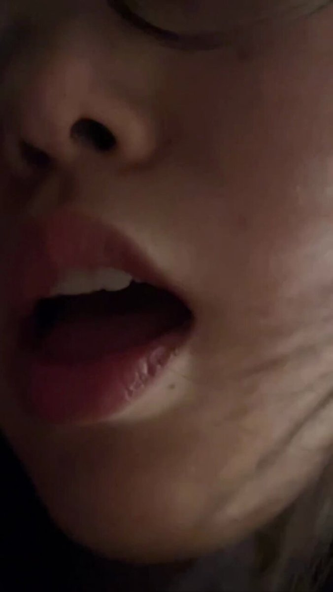 #032号女主 邻家有女初长成的感觉 看起来挺乖 戴个眼镜 暑假跟朋友出去酒吧放肆 喝的微醺了就给她破处了 完整版主页置顶电报群观看