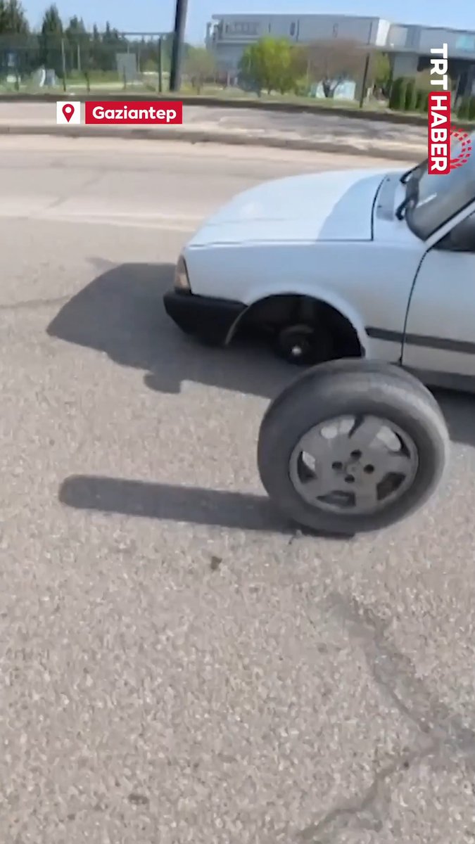 Gaziantep'te seyir halindeki bir otomobilin lastiği yerinden çıkıp yol kenarına savruldu.