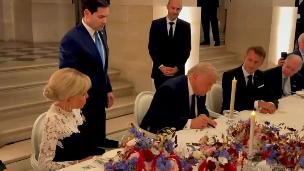 На организованном президентом Франции Эммануэлем Макроном ужине в Версале, пока на столах меняли тарелки, Дональд Трамп подписал меморандум о взаимопонимании с Ираном. Почти что походя, не отвлекаясь от еды. А между тем, это, возможно, важнейший документ эпохи. Вне зависимости от того, в какой мере будут исполнены положения меморандума – об этом идут споры, – факт остаётся фактом: президент США поставил свою подпись под документом, обещающим Ирану многомиллиардные инвестиции, отмену санкций, разрешение продавать нефть в обмен на… открытие Ормузского пролива. Да и то, судя по всему, временное. О ядерной программе США и Иран намерены говорить позднее. Баллистические ракеты и прокси-группировки даже не обсуждаются. Война и политика требуют мужества идти до конца. Несмотря на временные неудобства. Несмотря цены на нефть и возмущение в конгрессе. Трамп решил этого не делать. Время покажет, не станет ли это роковой ошибкой. И, учитывая темп развивающихся событий, случится это скорее раньше, чем позже.