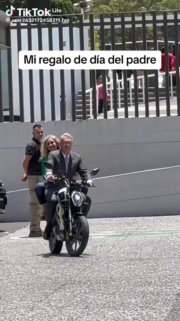 🚨👉 🏍 Woww hermoso regalo del dia del padre, de Ninfa Salinas Sada Ninfa Salinas Sada a su papa Don Ricardo Salinas Pliego FELICIDADES 👏🏻