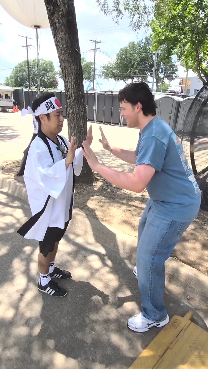 手押し相撲対決、再び✋🤚 今回も勝利なるか!? ウエストランド井口さんが挑む もう一つのワールドカップ🏆🌎 ここまでの戦績は2勝2敗の勝率5分⚡ 今回は🇺🇸地元ダラスの男性と手押し相撲対決💥 日本🎌をこよなく愛する大柄な男性に 力負けすることなく勝ち越し勝利なるか🤔 目指せ48か国撃破✊ 皆さんからの応援コメントも大募集💬 #井口世界を獲る をつけてポストしてください📱 🏆FIFAワールドカップ2026 📺DAZNは全104試合をライブ配信 #本気で楽しむならDAZN ウエストランド井口