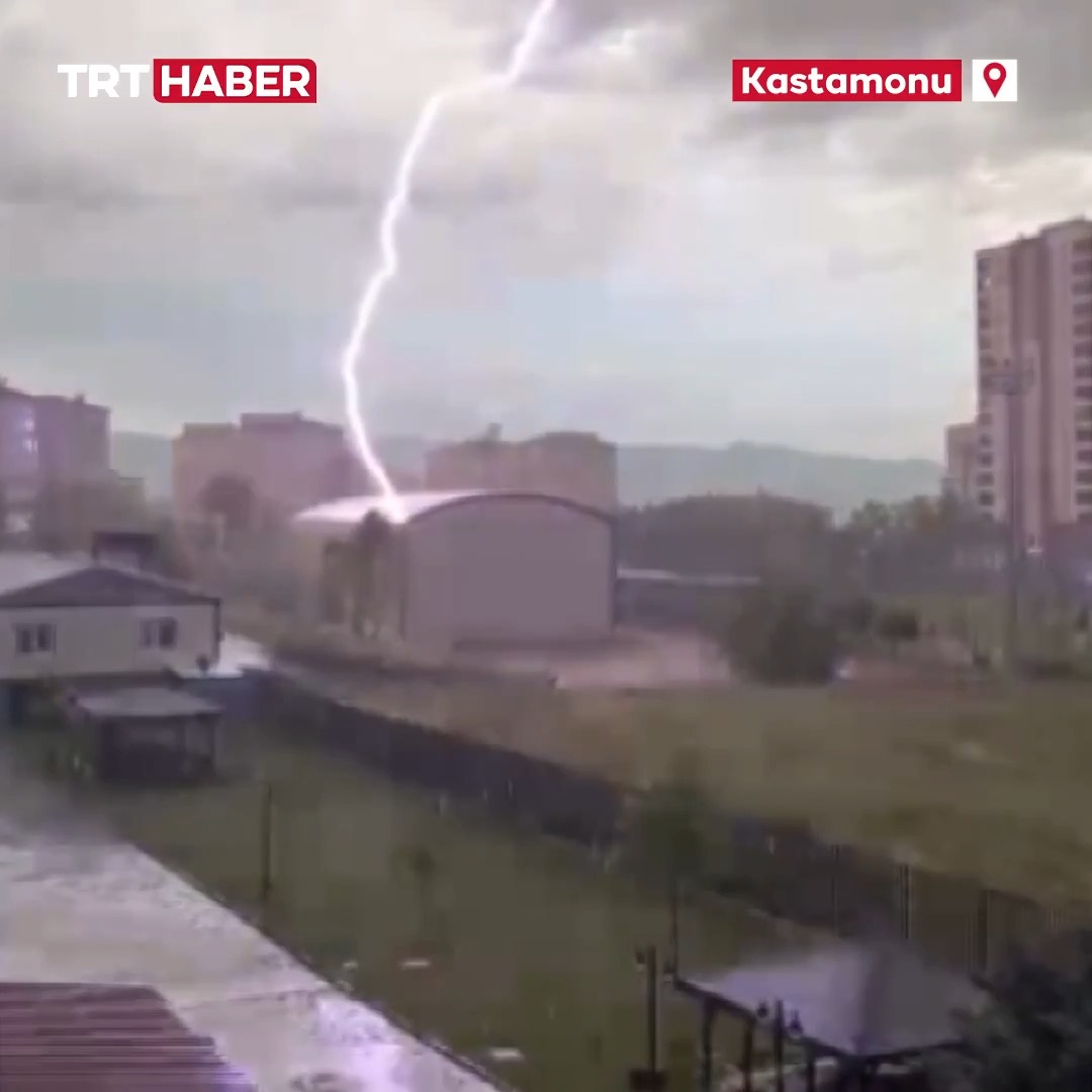 Kastamonu'da cimnastik salonu olarak kullanılan çadır, yıldırım düşmesi sonucu yandı.