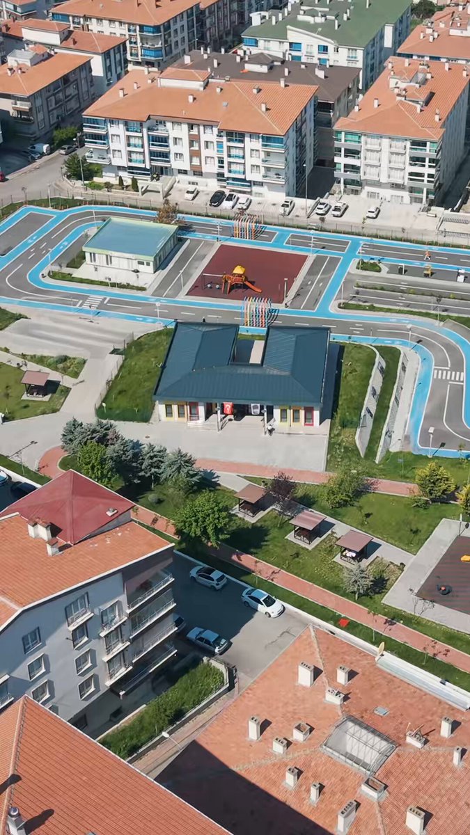 Çocuklarımızın yüzündeki tebessüm, bizim için en büyük mutluluk. Kültür Elçileri Çocuk Sanat Müzemizde evlatlarımız; sanatla tanışıyor, hayal gücünü konuşturuyor, çizimlerini teknolojiyle canlandırıyor ve unutamayacakları güzel anılar biriktiriyor. Ankara’mızın dört bir yanındaki tüm çocuklarımızı ve kıymetli ailelerini bu renkli dünyaya davet ediyorum. Gelin, çocuklarımızın hayallerine birlikte eşlik edelim.