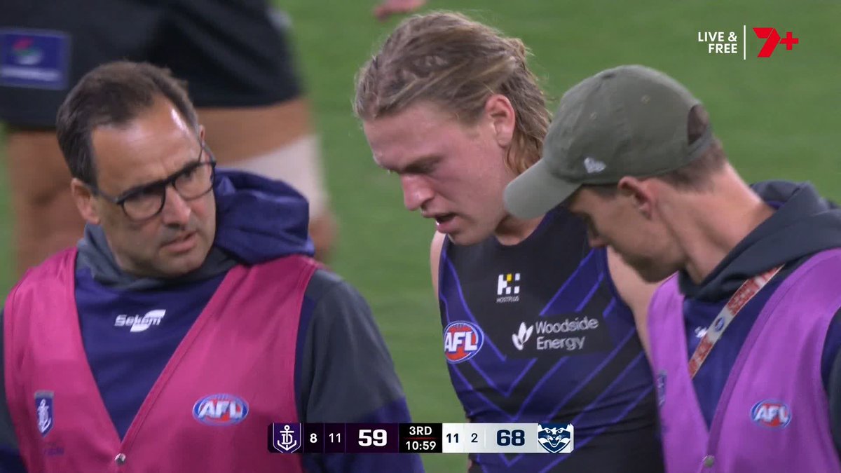 Hayden Young has come from the ground with injury. #AFLFreoCats