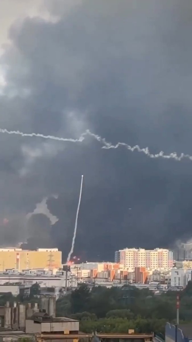 🚀Rus Hava Savunma Sistemleri, Ukrayna'ya ait Kamikaze İHA'yı vurmaya çalışıyor ancak engel olamıyor.
