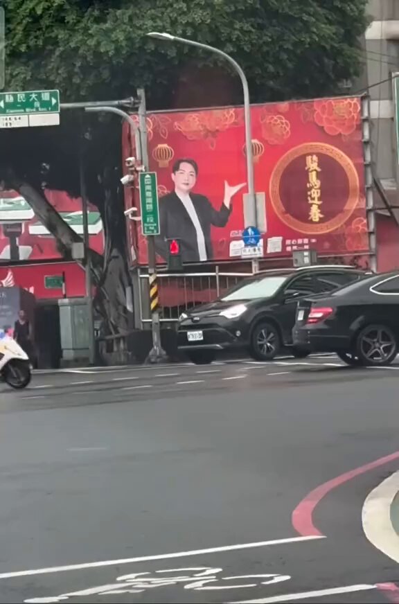 6月10日 台湾省 台北市 市民拍到：警察骑着踏板车而来，在大街上掏枪就射😳 他们不怕误伤街上的人？ 🙂 美警都要警告下才清空弹夹 ，湾湾靠北啦