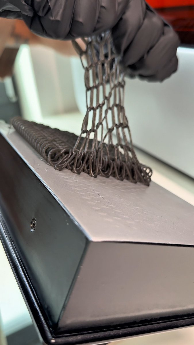 Flexible 3D printing resins are becoming stronger with Formlabs new Flexible 80A Resin V2💪 You can see that this geometry, printed in Flexible 80A Resin V2, snaps back into place and withstands repeated bending, tension, and compression. Compared to its previous version, the new material delivers 2x higher tear strength, 2x higher elongation at break, 4x higher rebound, and improved aesthetics and aging performance.