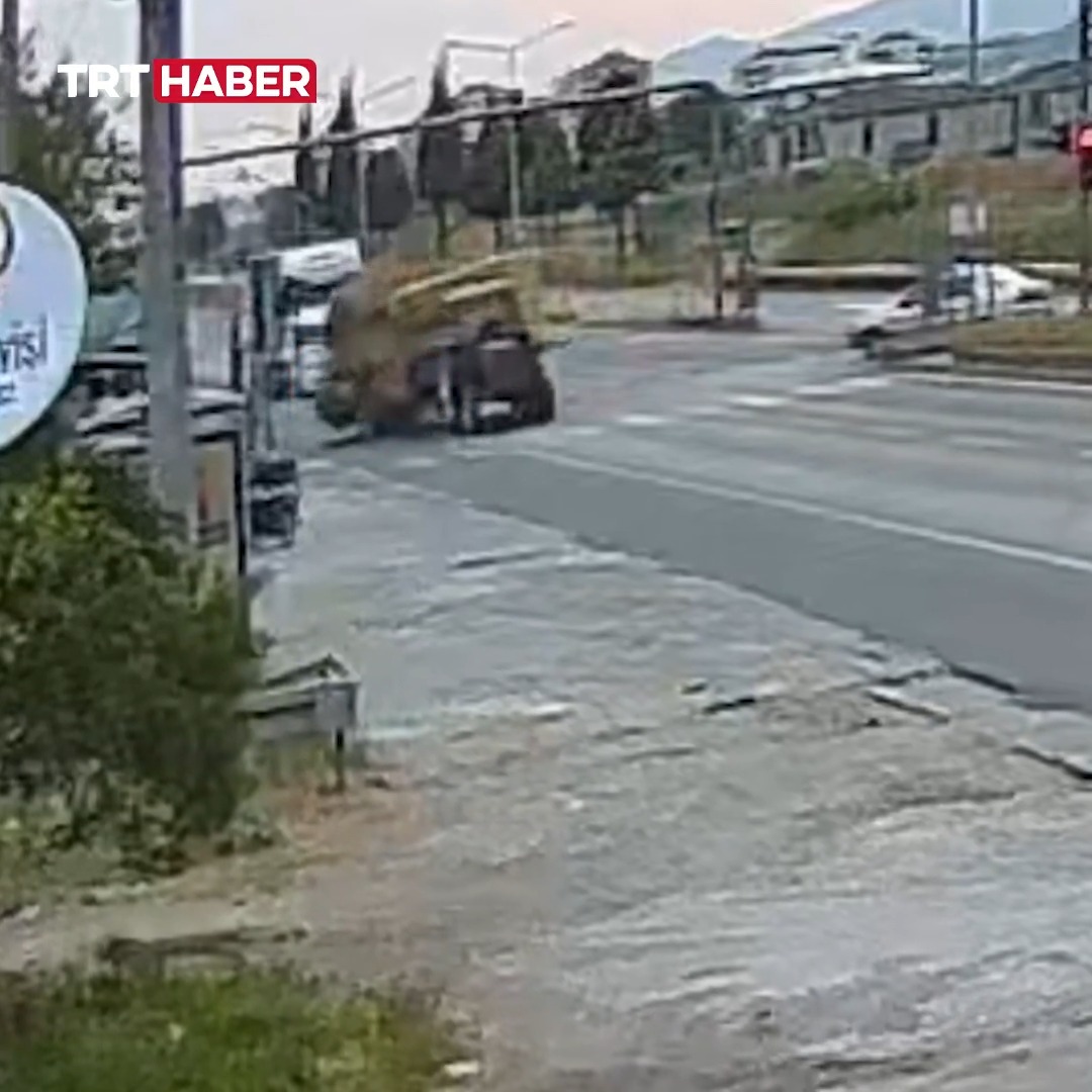 Aydın'da kavşaktan dönüş yapan traktörün römorkundan düşen samanların altında kalan yaya yaralandı.