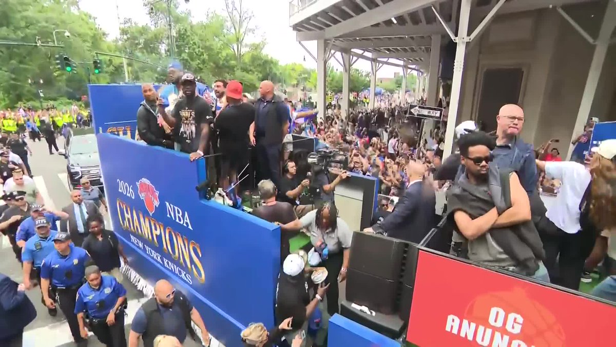 New York City mayor Zohran Mamdani leans back with Karl-Anthony Towns on the Knicks' float