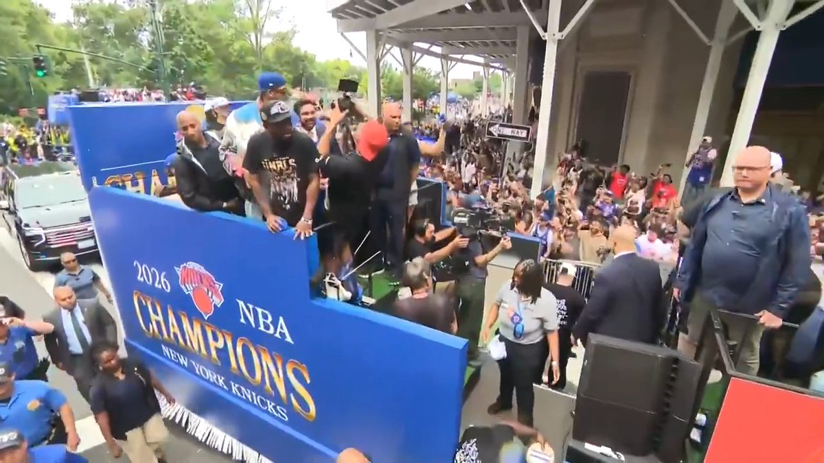 Mayor Zohran Mamdani and Karl-Anthony Towns dance together at the Knicks parade.
