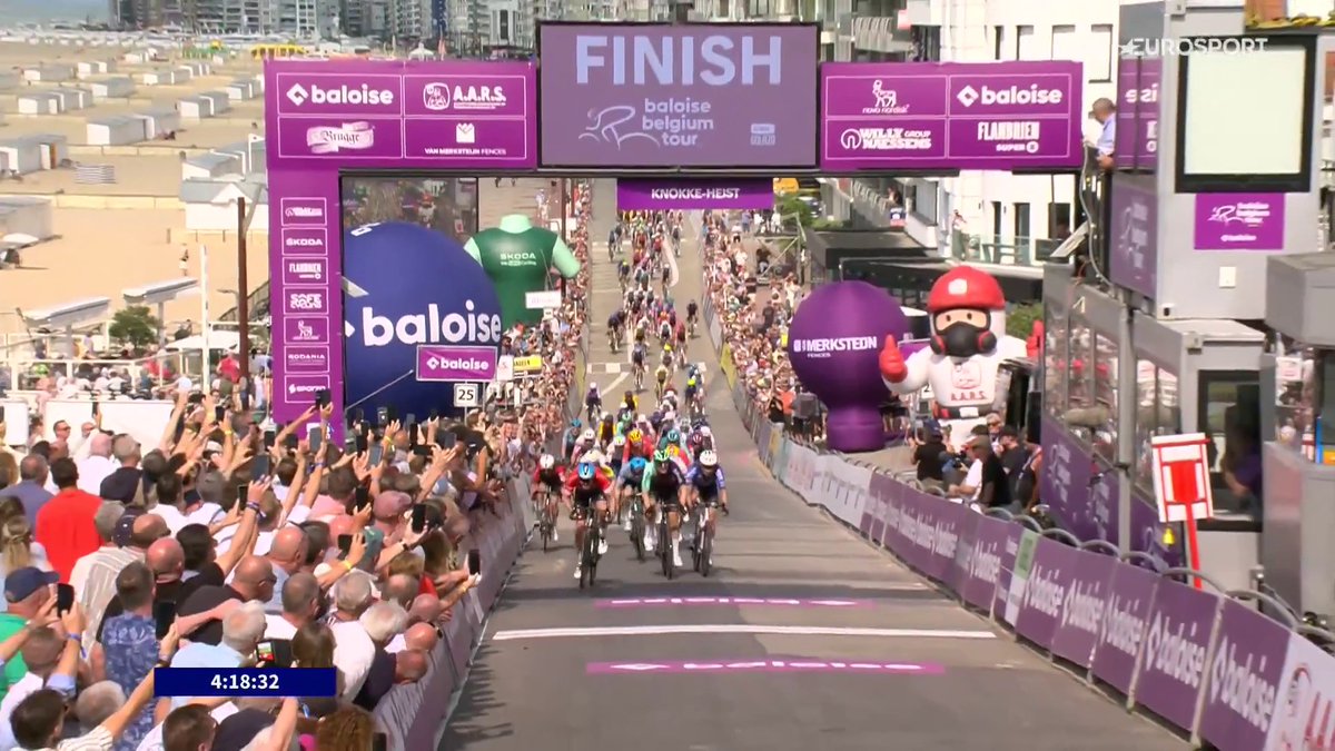 🚴🇧🇪 | Tim Merlier herstelt de orde in de Baloise Belgium Tour. Hij wint de sprint op de boulevard van Knokke-Heist door onder meer Olav Kooij te verslaan! 🙌🇧🇪 #BaloiseBelgiumTour Koers 👀 HBO Max