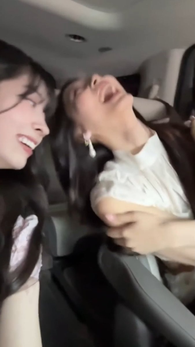 Dahyun and Tzuyu talking about the taste of Tzuyu's shoulder and then laughing so hard when they both start sniffing it 😭