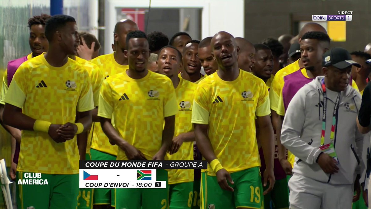 L’entrée des Sud-Africains 🇿🇦 pour l’échauffement avant leur match face à la République Tchèque 🇨🇿. 🗣️🎶