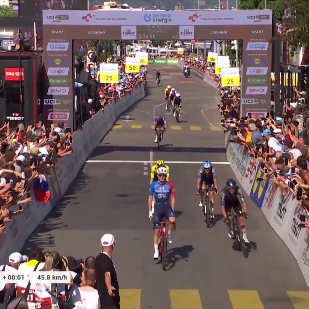 VICTOIRE DE ROMAIN GRÉGOIRE ! Le Français remporte la deuxième étape du #TourdeSuisse Journée parfaite pour la Groupama - FDJ UNITED après la victoire de Thibaud Gruel.