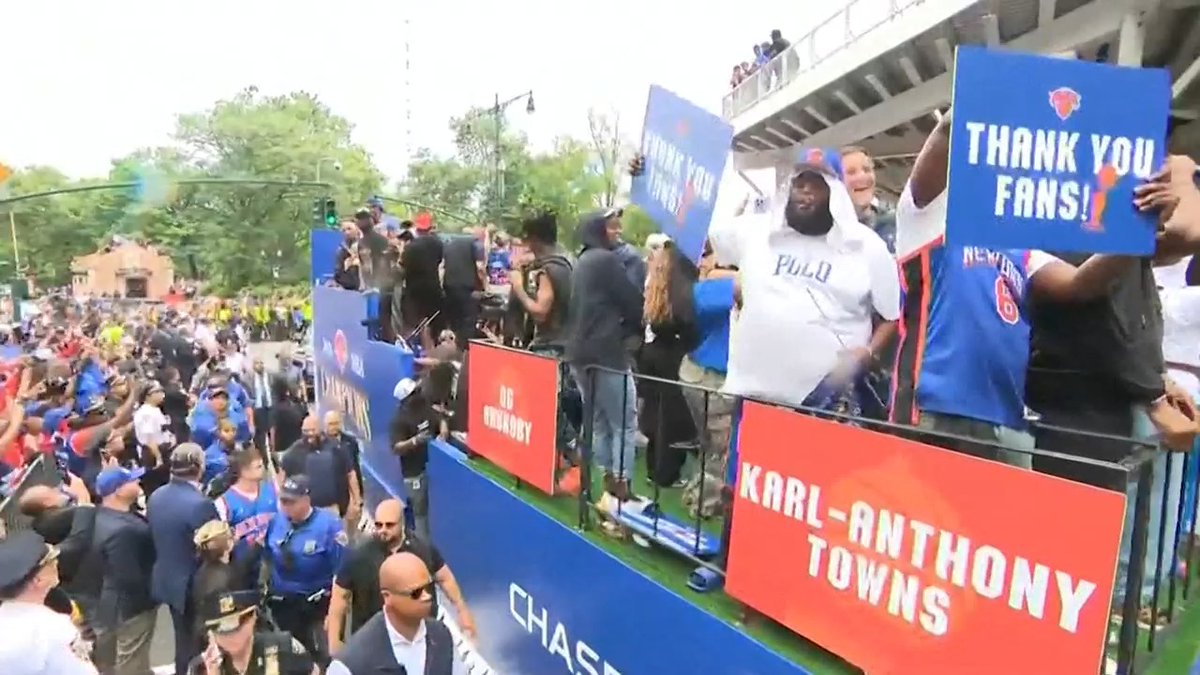 🍾 Zohran Mamdani and Karl-Anthony Towns "Lean Back" on the Knicks parade float!