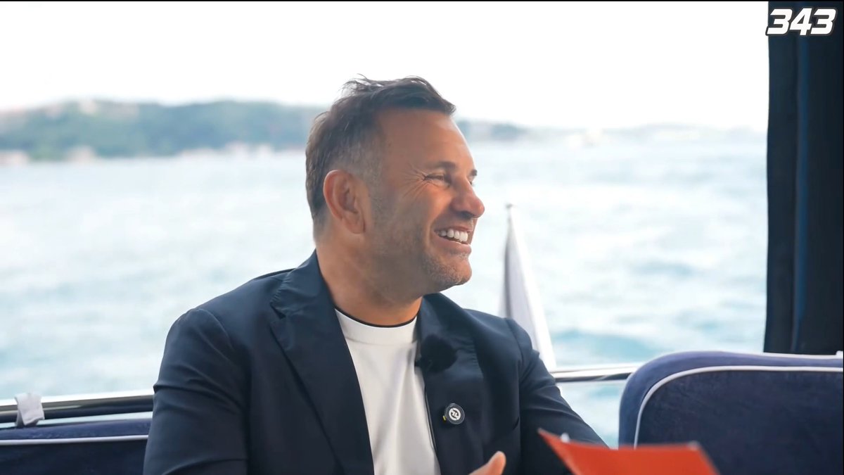 Soru: "İyiliğinden mi kaybediyor Okan Buruk?" Okan Buruk: "İyiliğinden kazanıyor diyebiliriz (Gülerek). Kaybetmediğimiz için."