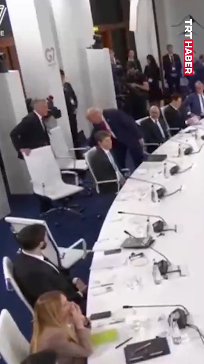 G7 Zirvesi'nde sandalyesinin alçak olmasının fotoğraflarda kötü duracağını söyleyen ABD Başkanı Trump’a, Kanada Başbakanı Mark Carney kendi sandalyesini verdi.